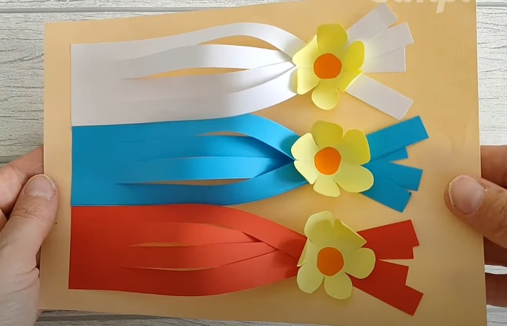Изготавливаем тематические поделочки ко Дню Независимости России